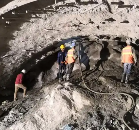 隆安隧道拱顶带模注浆料，微膨胀注浆料的特点及施工工艺